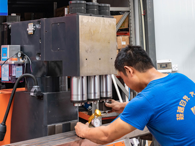 Is de Cnc-kraanmachine ingewikkeld om te bedienen?